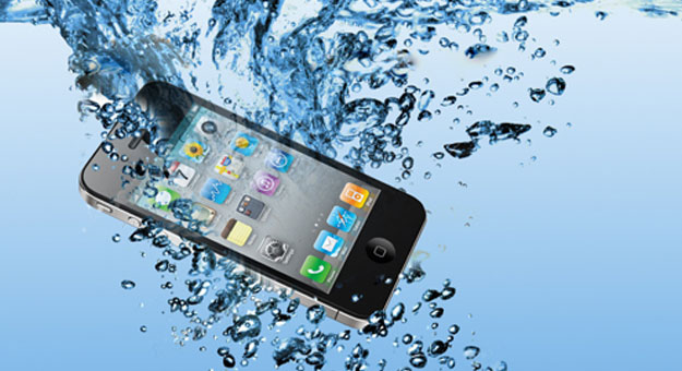 ماذا تفعل عند سقوك هاتفك الذكي في الماء ؟