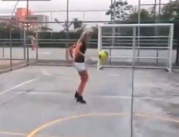 بالفيديو بنت تلعب كرة القدم بالكعب العالي