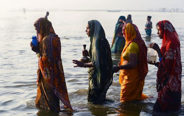 بالصور كيف يحج الهندوسيين في نهر الجانح