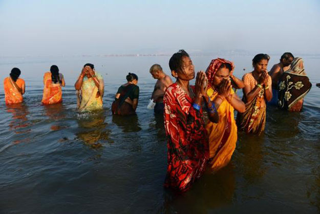 بالصور كيف يحج الهندوسيين في نهر الجانح