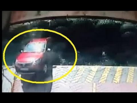 بالفيديو لحظة سقوط السيارة في البحر والركاب بداخلها