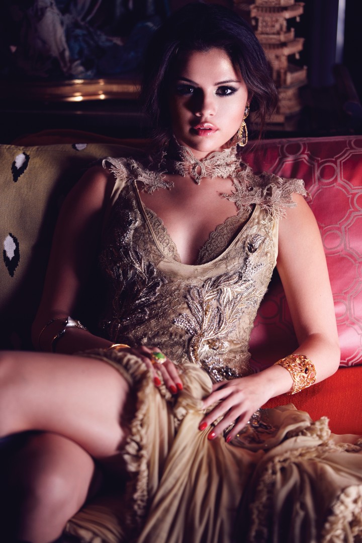 صور سيلينا غوميز على بوستر ألبوم Stars Dance