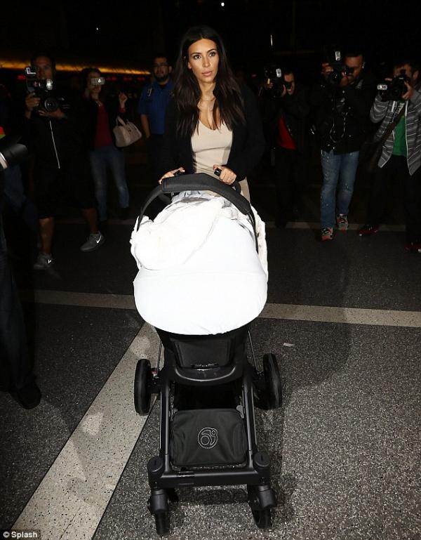 صور كيم كارداشيان بفستان أنيق وجذاب في مطار لوس انجلوس مع ابنتها 2014