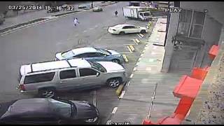 بالفيديو شاب يحاول انقاذ طفل صغير من شارع تمر به السيارات