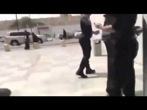 بالفيديو سيدة تسرق وتضرب حارس المول في الرياض