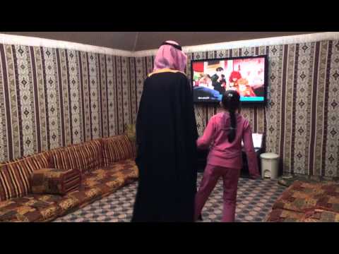 بالفيديو شاب سعودي بالبشت يرقص رقصة البطريق