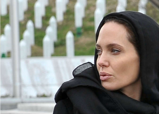 صور أنجلينا جولي بالحجاب في البوسنة والهرسك