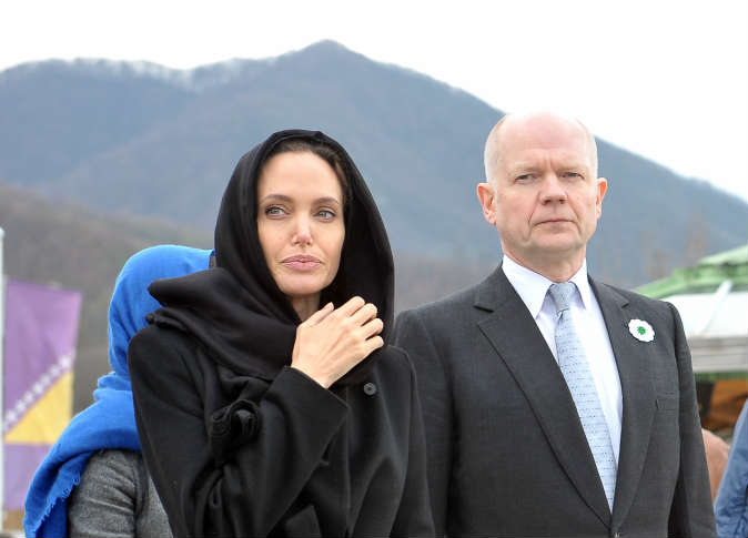 صور أنجلينا جولي بالحجاب في البوسنة والهرسك
