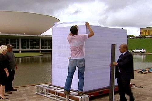 صور أكبر كتاب في العالم وزنه 7 أطنان