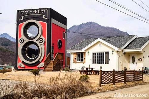 صور منزل ضخم مصنوع على شكل كاميرا