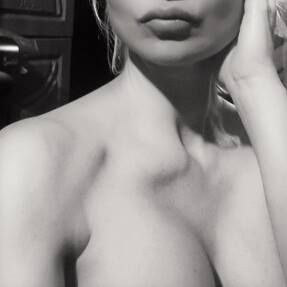 صور ميريام كلينك وهي عارية الصدر