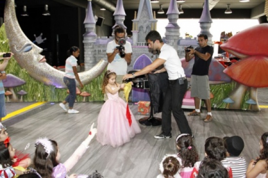 بالصور دومينيك حوراني تغني للاطفال 2014