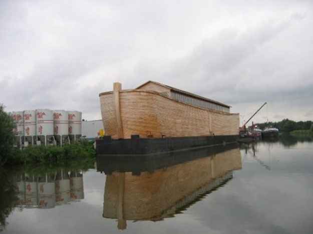 بالصور نحات هولندي يبني سفينة تُشبه سفينة سيدنا نوح