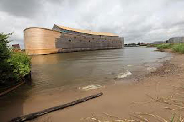 بالصور نحات هولندي يبني سفينة تُشبه سفينة سيدنا نوح