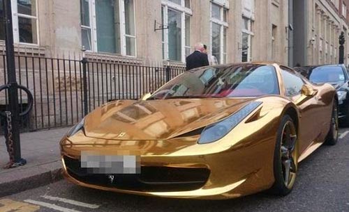 صور سيارة فيراري مطلية بالذهب يملكها عراقي في لندن