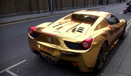 صور سيارة فيراري مطلية بالذهب يملكها عراقي في لندن