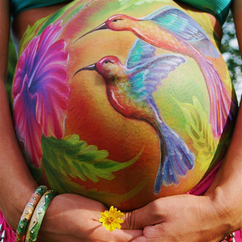 صور لوحات فنية رائعة مرسومة على بطون الحوامل