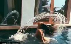 بالفيديو كيم كارداشيان تستعرض جسمها المثير في حوض السباحة