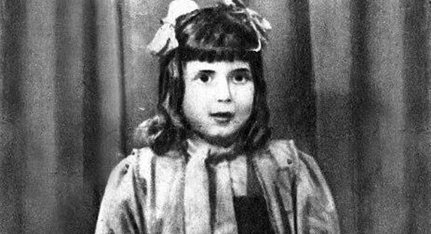 صور سهير رمزي وهي طفلة صغيره عمرها 7 سنوات