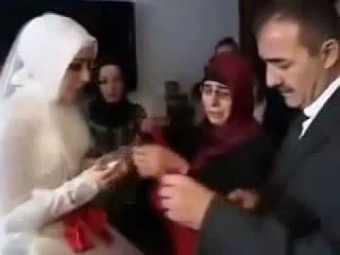 بالفيديو عروس تركية محجبة تودع بيت والدها ، لحظات مؤثرة