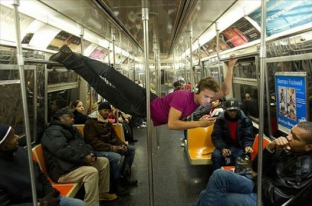صور مضحكة وغريبة في مترو الأنفاق
