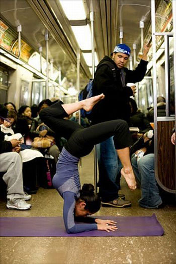 صور مضحكة وغريبة في مترو الأنفاق