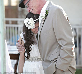 بالصور طفلة أمريكية صغيرة تقيم حفل زفافها الوهمي ليحضره والدها المصاب بالسرطان