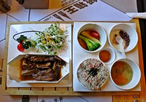 صور أول مطعم في العالم مصنوع من ورق الكرتون في تايوان