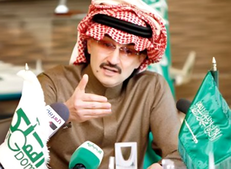 الوليد بن طلال يهدي لاعبي نادي النصر 25 سيارة ، بعد التتويج باللقب 2014