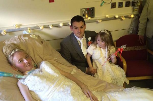 بالصور عروس تحتفل بزواجها في العناية المركزة