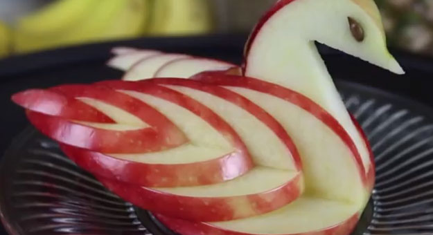 بالفيديو طريقة عمل التفاح على شكل بطة