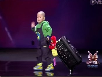 بالفيديو موهبة طفل صيني في برنامج اكتشاف المواهب يحصل على ملايين المشاهدات