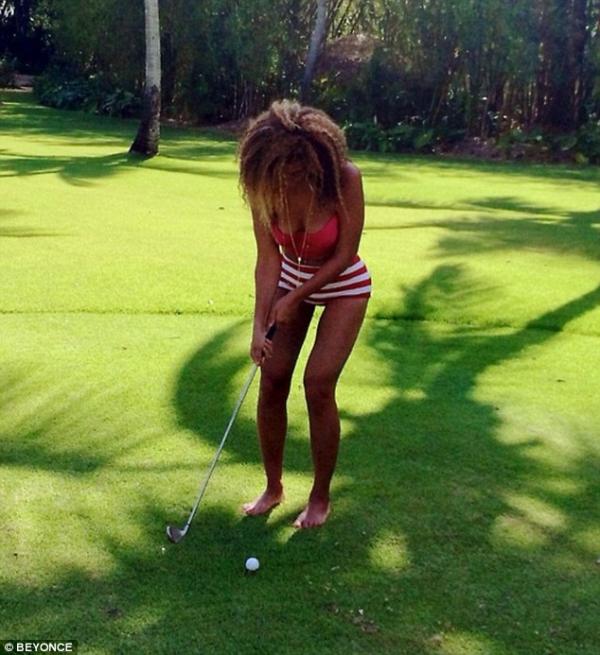 صور النجمة بيونسيه وهي تلعب الغولف