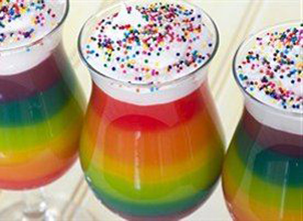 صور حلويات مصنوعة بألوان قوس قزح لون الربيع