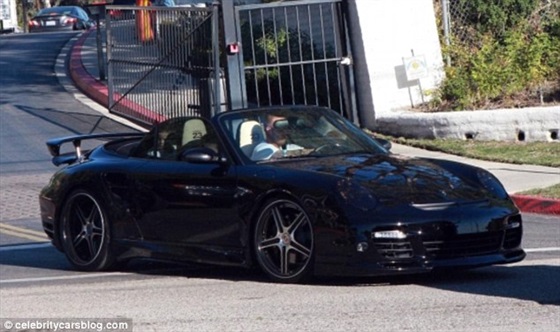صور ديفيد بيكهام مع ابنه بسيارة رينج روفر في لوس أنجلوس