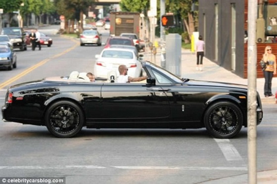 صور ديفيد بيكهام مع ابنه بسيارة رينج روفر في لوس أنجلوس