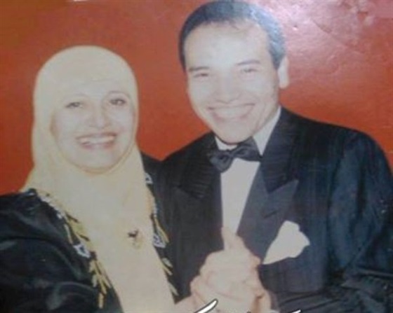 صور مديحة كامل بالحجاب مع زوج ابنتها