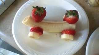 بالفيديو طريقة عمل سيارة من الموز والفراولة