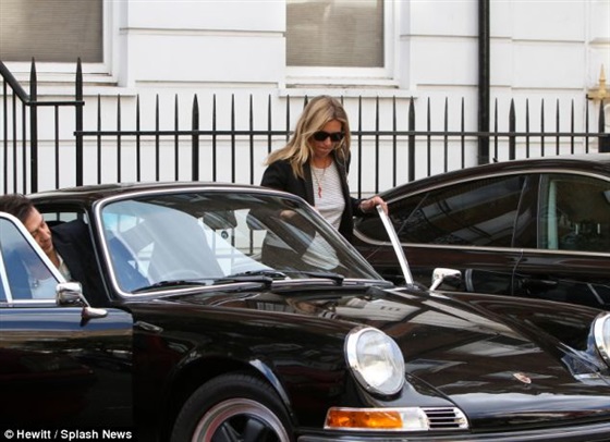 صور كيت موس وهي تتجول بسيارة بورش فخمة في لندن