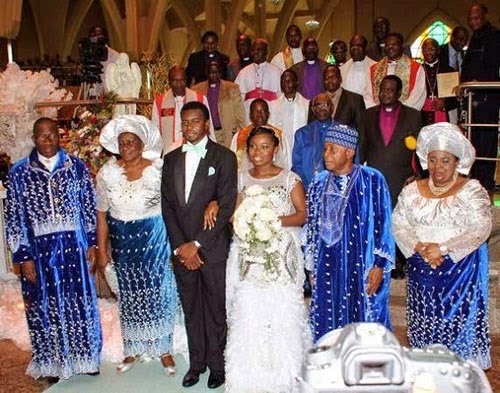 بالصور رئيس نيجيريا يهدي المعازيم هاتف ايفون في حفل زفاف ابنه