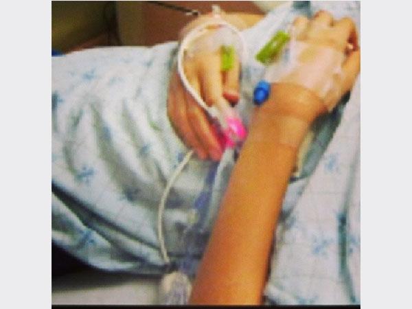 صور ليان بزلميط وهي تنام على السرير في المستشفى