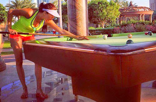 صور لاميتا فرنجية وهي تلعب بلياردو في دبي