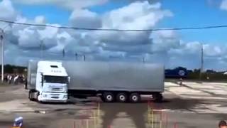 بالفيديو أمهر سائق شاحنات نقل في العالم