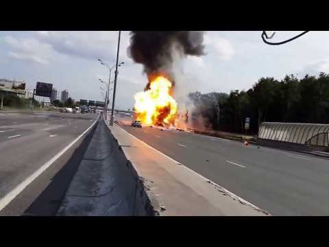 بالفيديو حادث سير يحول شارع في روسيا الى كتلة من الجحيم