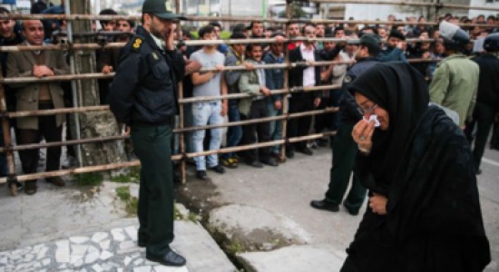 بالصور ام إيرانية تنقذ قاتل ابنها قبل اعدامه بدقائق