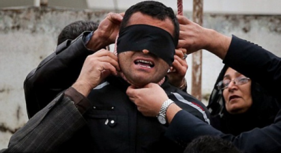 بالصور ام إيرانية تنقذ قاتل ابنها قبل اعدامه بدقائق