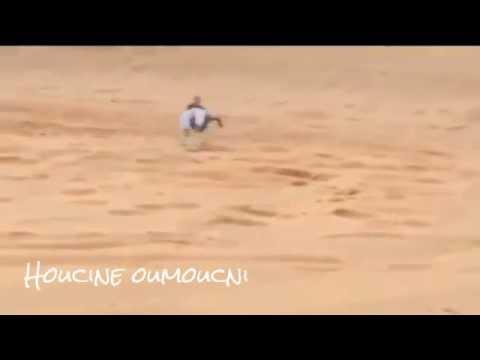 بالفيديو شاب سعودي يؤدي حركات بهلوانية على رمال الصحراء