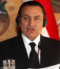 صور بدلة الرئيس المخلوع محمد مبارك المطرز عليها اسمه