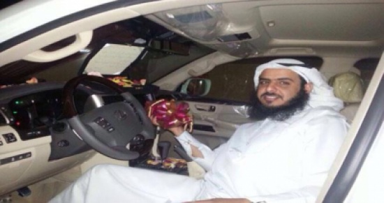 بالصور سيدة سعودية تهدي زوجها سيارة جيب لكزس