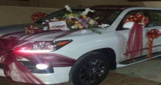 بالصور سيدة سعودية تهدي زوجها سيارة جيب لكزس